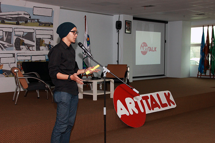 02_ARTTALK1.hilmi fabeta, program manager saat membuka Art Talk Komik di Surya University.JPG